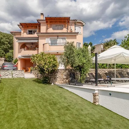 Pet Friendly In With Kitchen *
